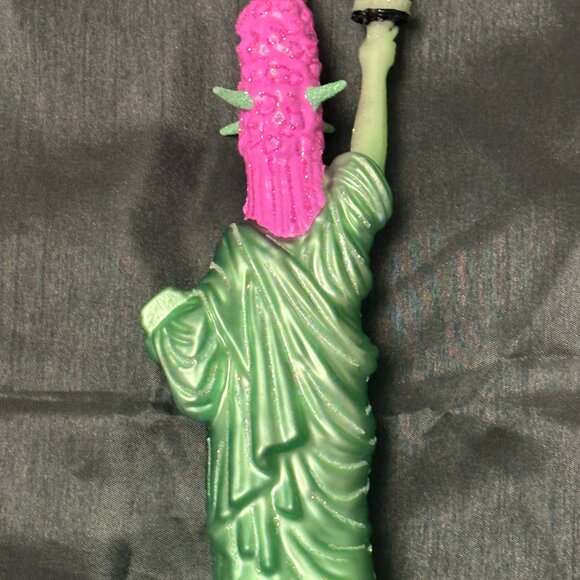 Glam Statue of Liberty ornament - Picture 4 of 6